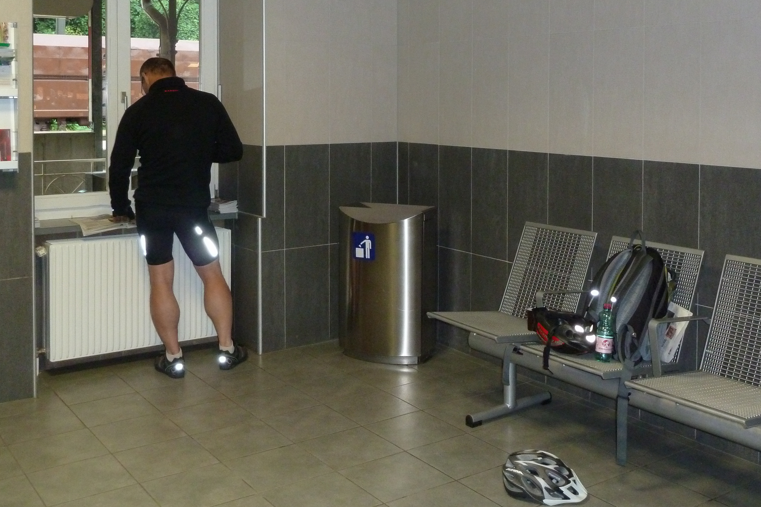 Warten am Bahnhof Spielfeld